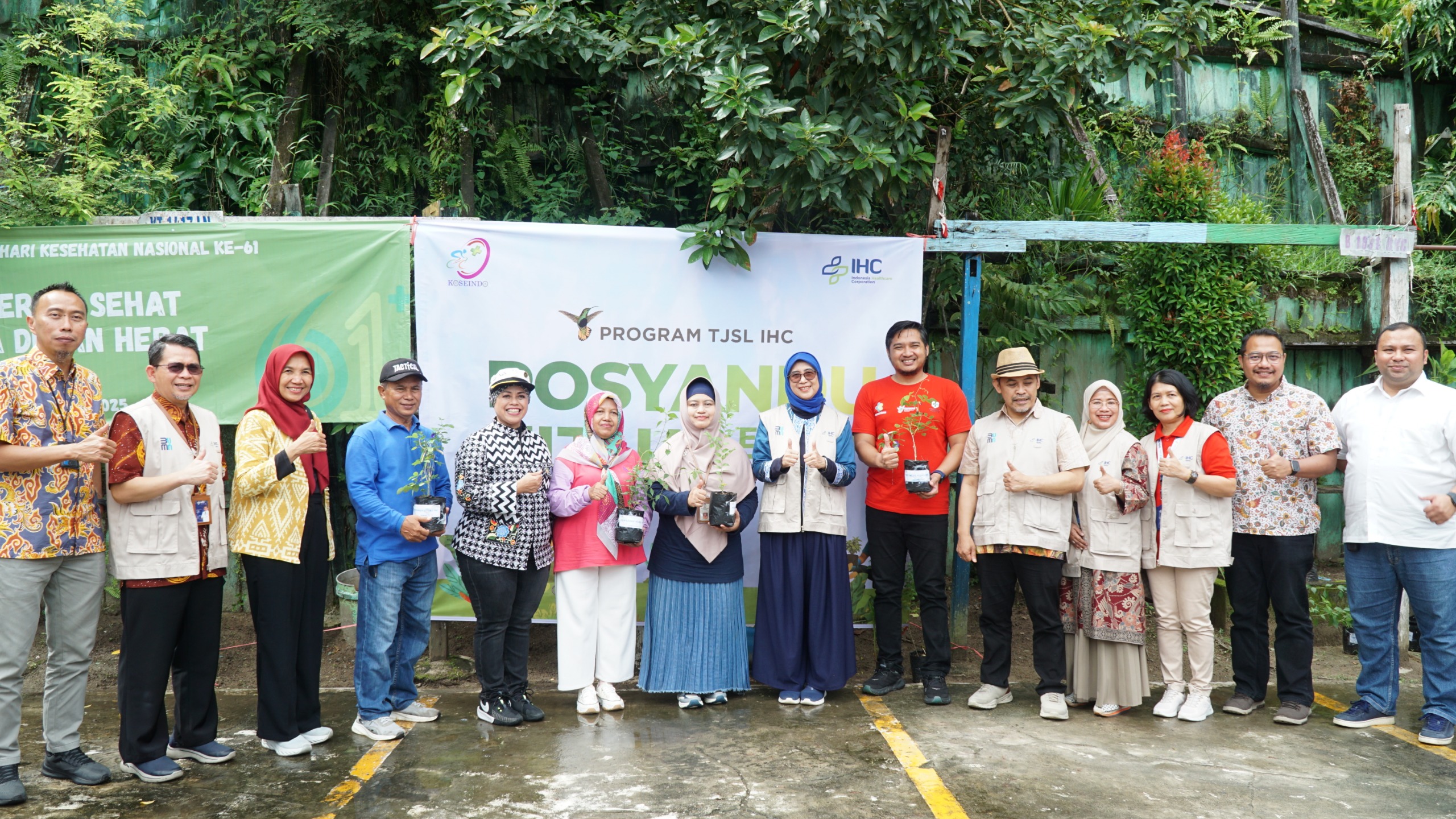 HIDUP SEHAT: Penyerahan sejumlah tanaman obat oleh DR dr. Lia Gardenia, didampingi oleh dr M Ahsan, MARS, dr. Jasril Hardiyanto, M.K.M, serta jajaran manajemen Pertamedika IHC.