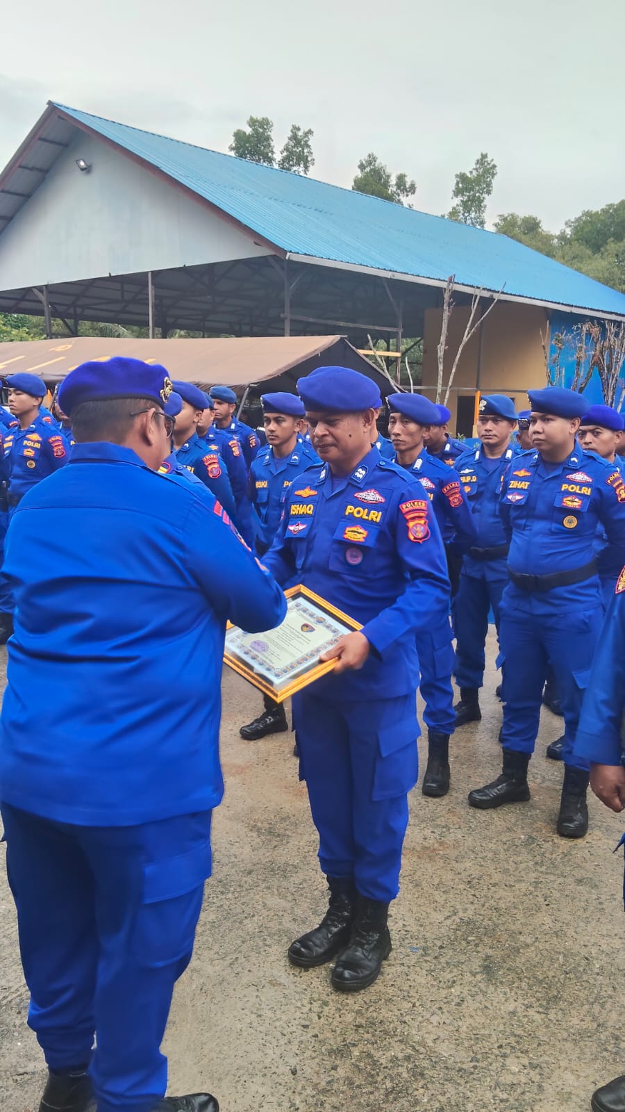 PENGHARGAAN: Dirpolairud Polda Kaltim, Kombes Pol E. Pardede  kepada Sat Polairud Polres PPU.