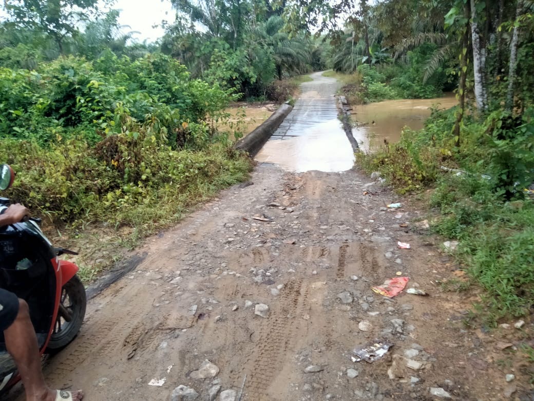 Aliran sungai di Kelurahan Riko meluap, bahkan sudah menggenangi jalan.