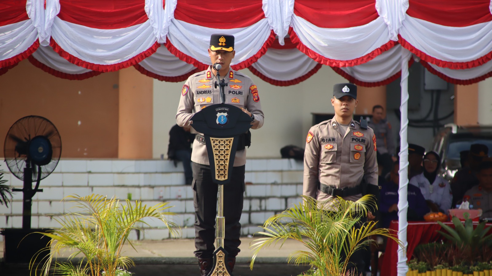 PIMPIN: Kapolres PPU, AKPB Andreas Alex Danantara saat memimpin Apel Sispamkota 2025.