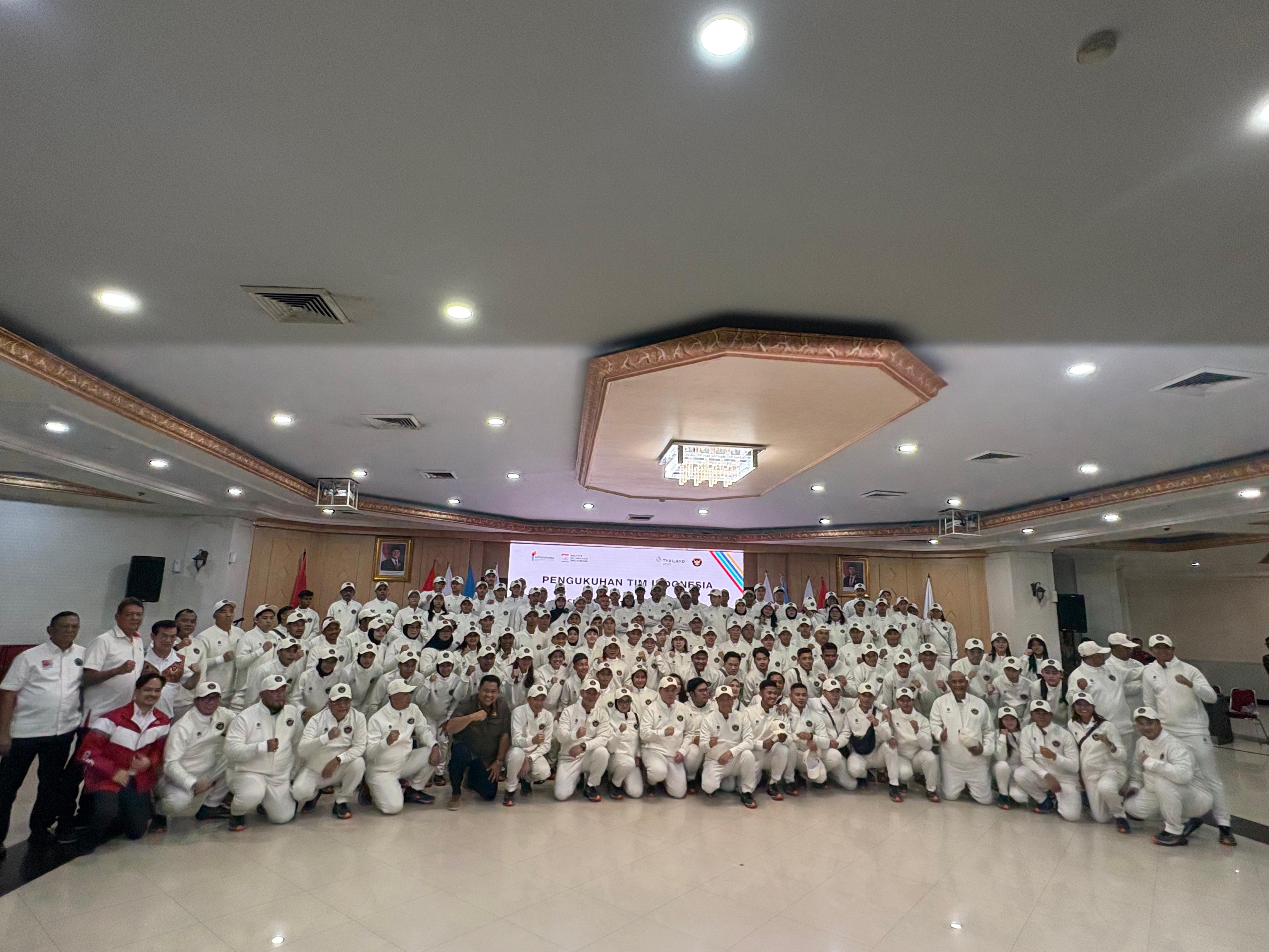 Kontingen Indonesia untuk SEA Games 2025 setelah acara pengukuhan di Wisma Kemenpora, Jumat (5/12).
