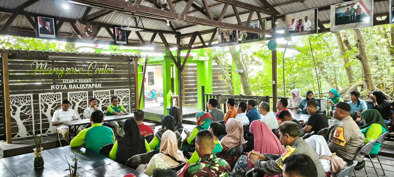 Wakil Ketua III LPTQ Balikpapan Arbain Side (pegang mic) memberikan apresiasi tinggi atas keberhasilan Kecamatan Balikpapan Utara sebagai tuan rumah.