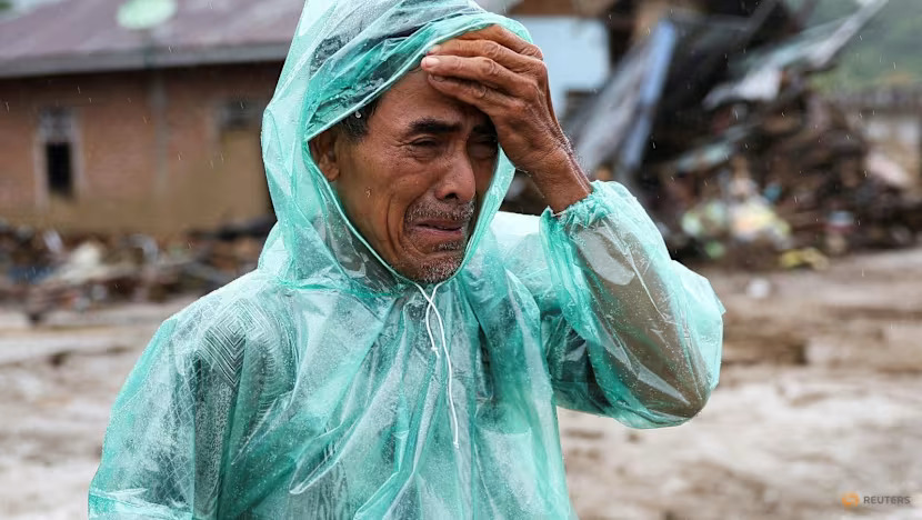 CARI ISTRI: Abdul Ghani, pria berusia 57 tahun ini dengan perasaan duka terus mencari keberadaan istrinya dalam tragedi banjir  bandang di Sumatera Barat.