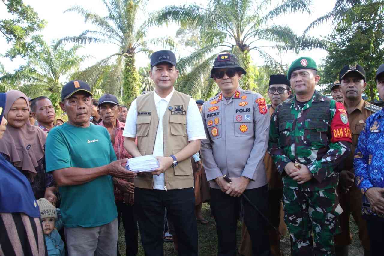 GAJI: Bupati Aceh Selatan, Mirwan MS, saat menyerahkan gajinya untuk warga korban banjir di daerahnya.