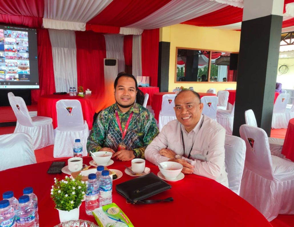 KOMPAK: Riski Zulkarnain (kiri) bersama Sumardi.