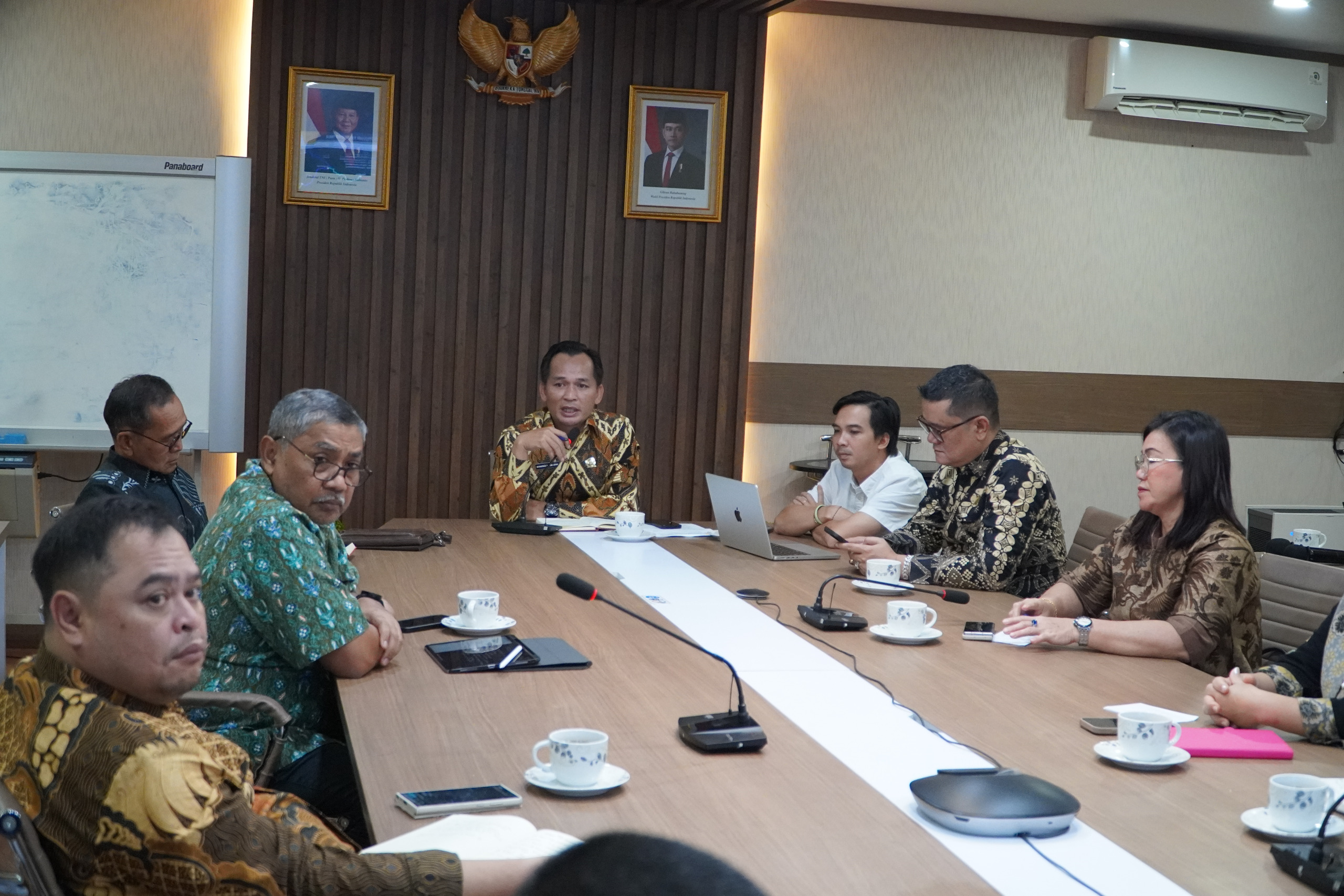 Wakil Ketua II Desiderius Dalung Lasah saat memaparkan kondisi jalan di Mahulu dalam kunjungan kerja ke Kementrian PUPR, Jumat (5/12).  &nbsp;