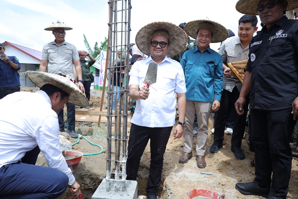 Bupati Kukar Aulia Rahman Basri meletakkan Batu Pertama Pembangunan Kantor Desa Jembayan Tengah.