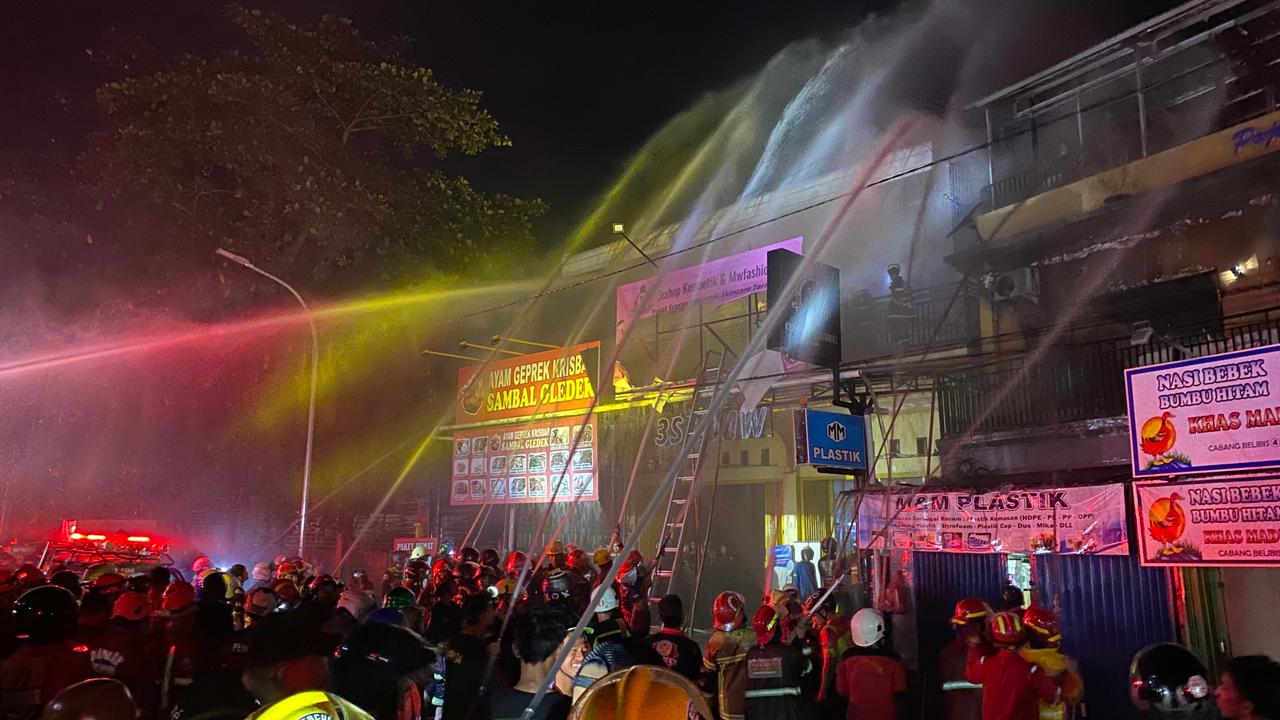 PENANGANAN: Sebuah ruko di Jalan Siradj Salman, RT 19, Kelurahan Air Putih, Kecamatan Samarinda Ulu, terbakar pada Minggu (7/12) malam. RAMA SIHOTANG/KP