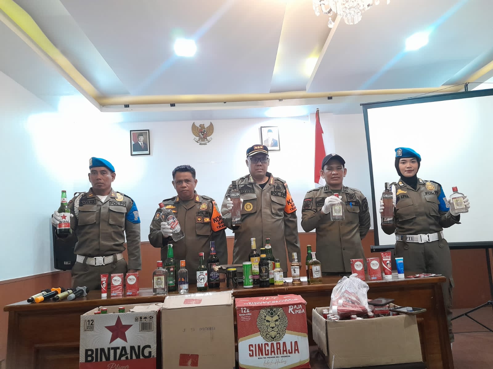 Petugas menunjukkan barang bukti miras yang berhasil disita selama Operasi Pekat Satpol PP.  &nbsp;    &nbsp;