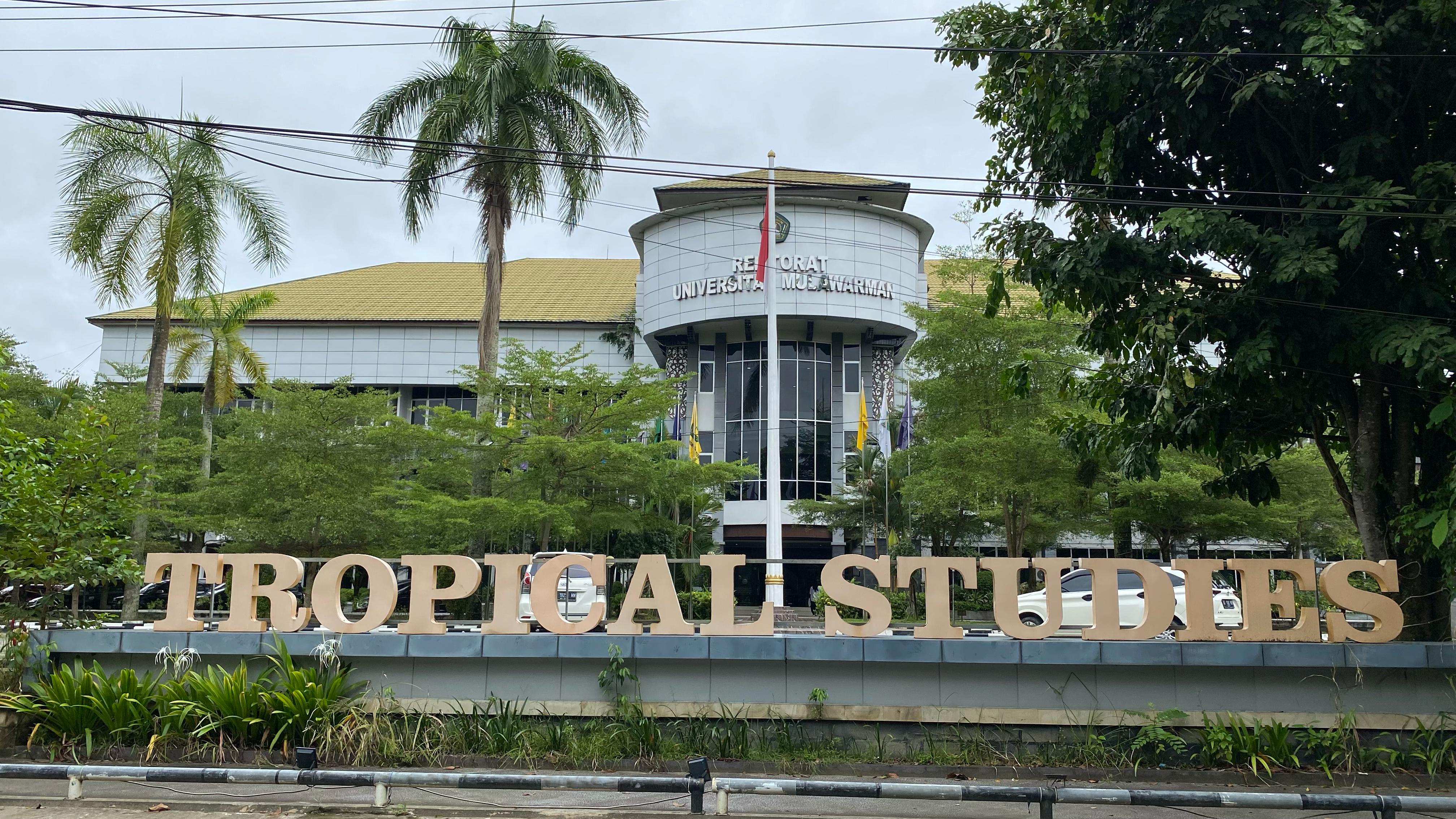 Gedung Rektorat Universitas Mulawarman (Unmul), Samarinda. Kampus terbesar di Kaltim ini bersiap memasuki fase penting pemilihan rektor periode 2026&ndash;2030, pertengahan tahun depan. (RAMA/KP)