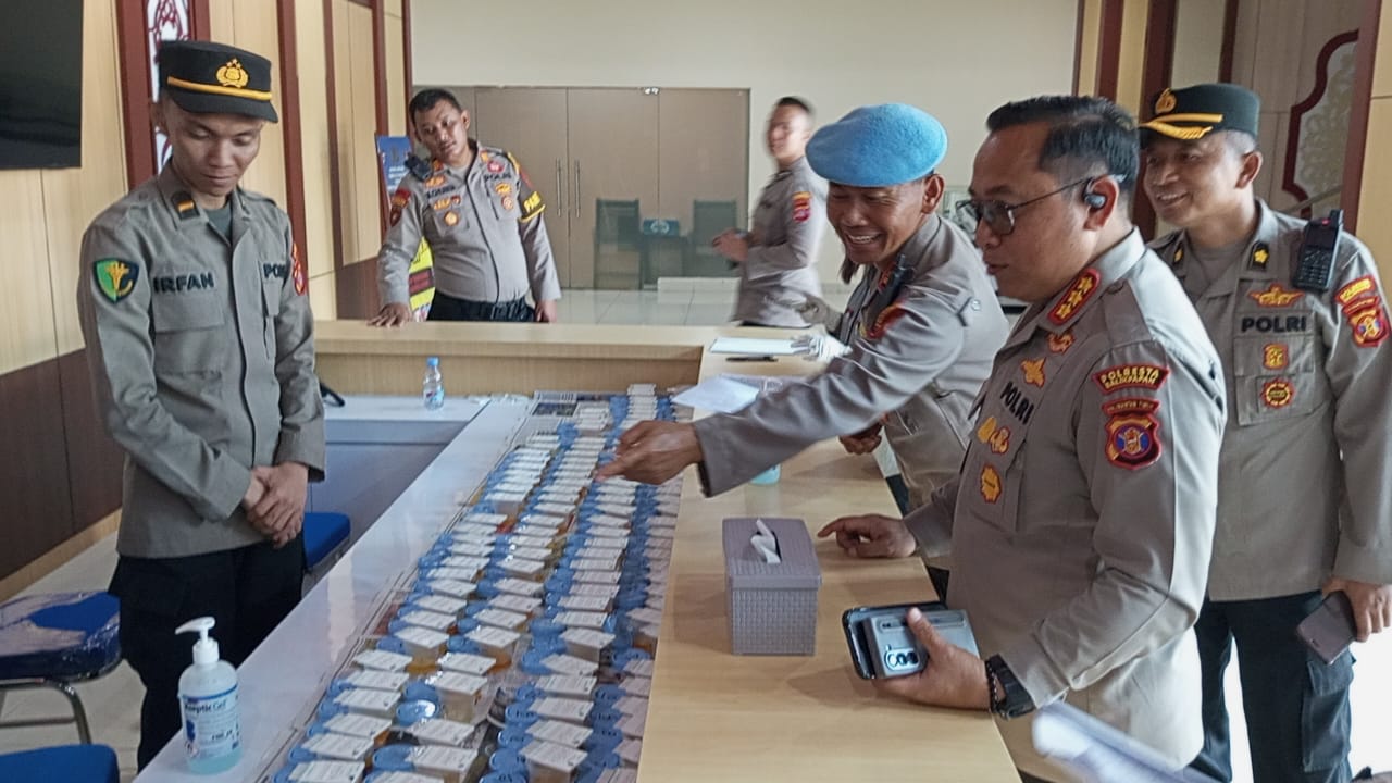 TES URINE: Personel Polresta Balikpapan menjalani tes urine dari Reskrim, Intelkam serta Reserse Narkoba, baik dari tingkat polresta maupun jajaran polsek.