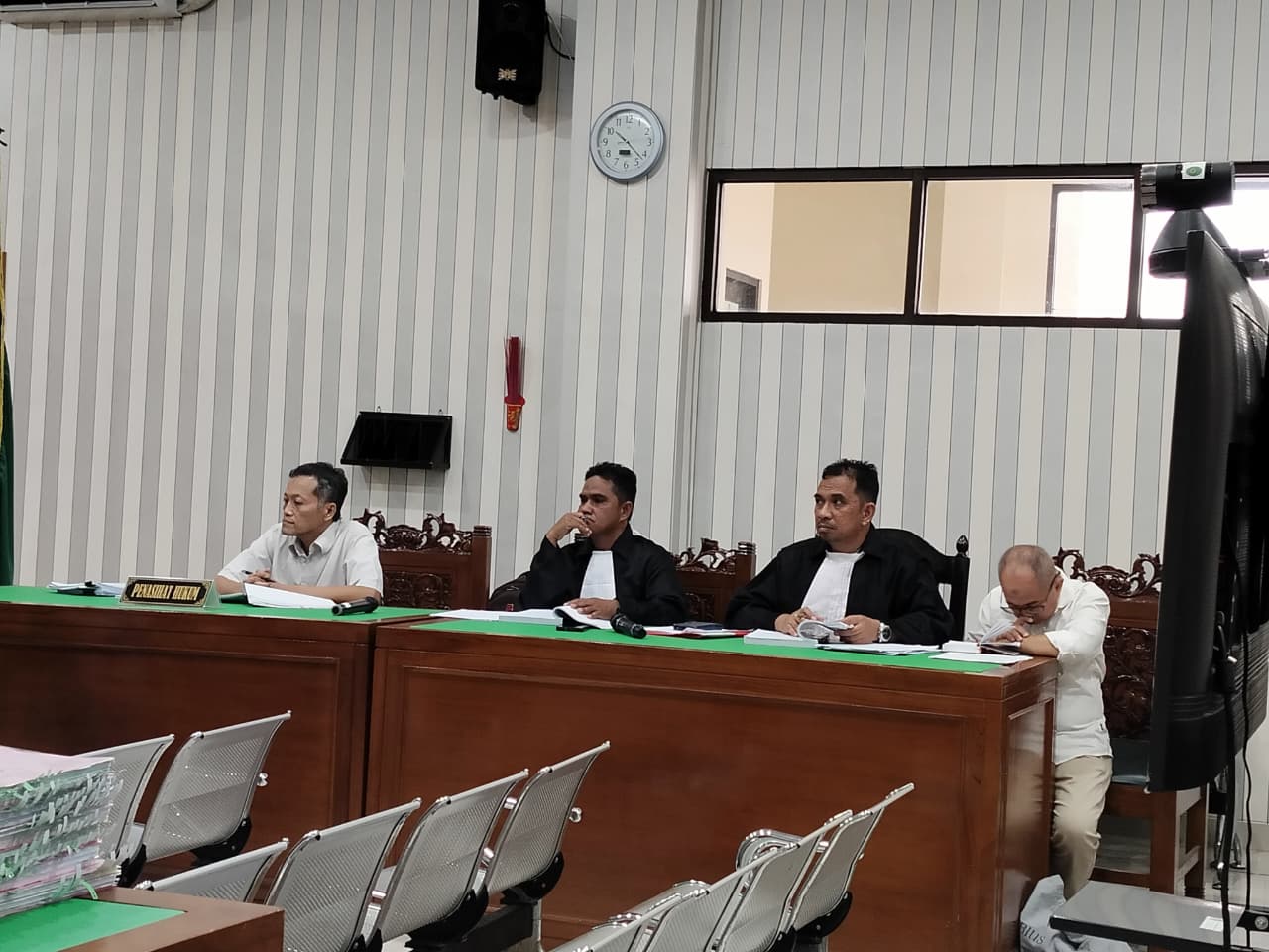 Terdakwa Idi Erik Erianto (kiri) dan Amrullah (kanan), mendengarkan keterangan saksi dalam lanjutan sidang korupsi jamrek CV Arjuna di Pengadilan Tipikor Samarinda, Senin (8/12).  (BAYU/KP)