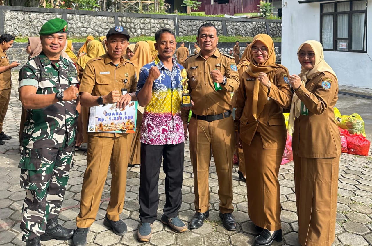 TERIMA HADIAH: Kelurahan Satimpo berhasil menjadi jawara dalam lomba poskamling tingkat Kecamatan Bontang Selatan.