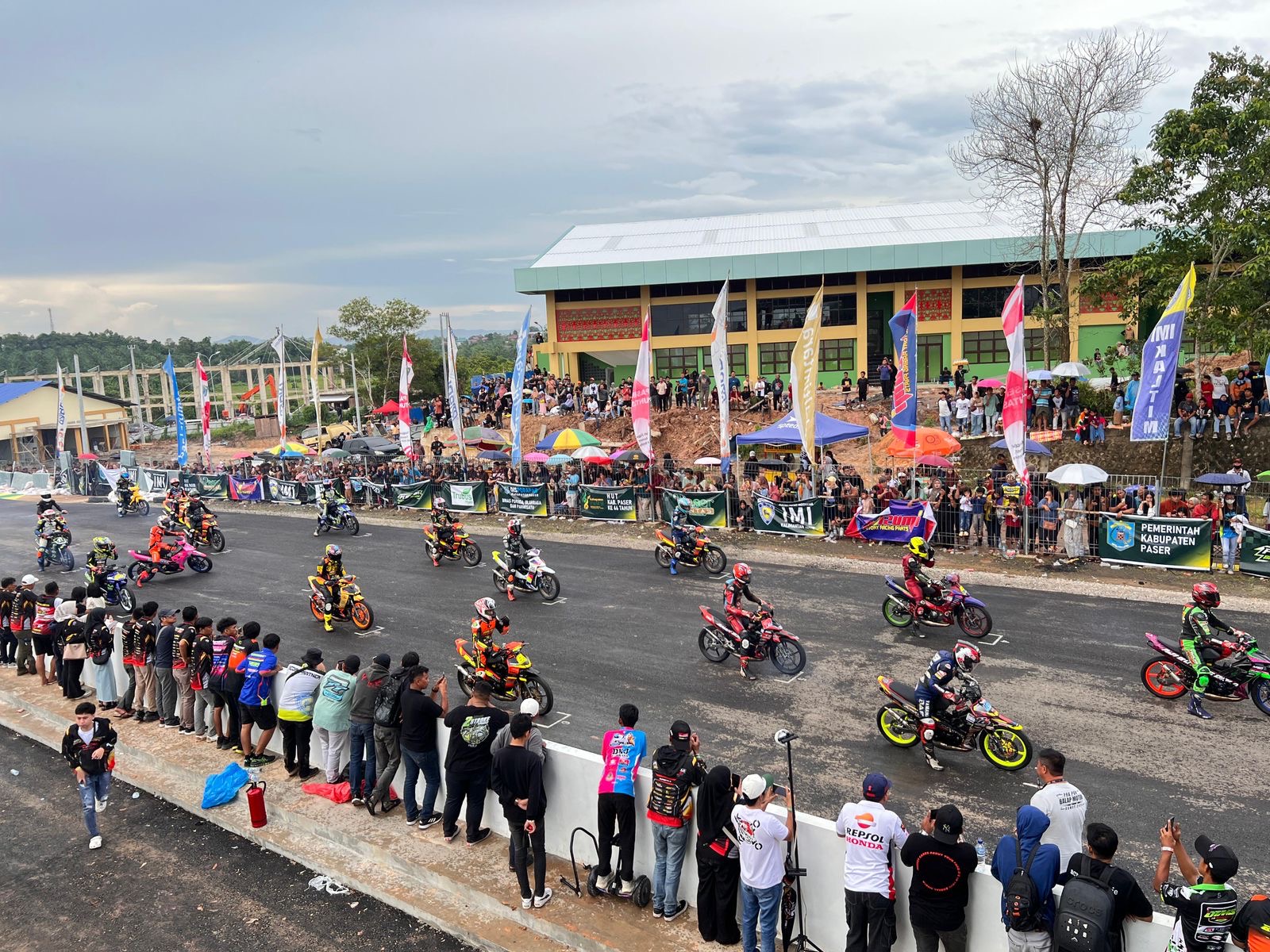 Balap motor Paser Cup Race 2025 berlangsung sukses meskipun sempat diguyur hujan selama dua hari.
