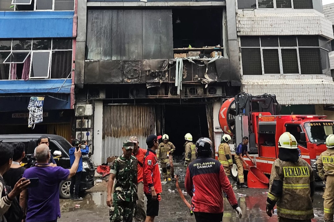 Suasana evakuasi korban dan pemadaman api di ruko Terra Drone Kemayoran.