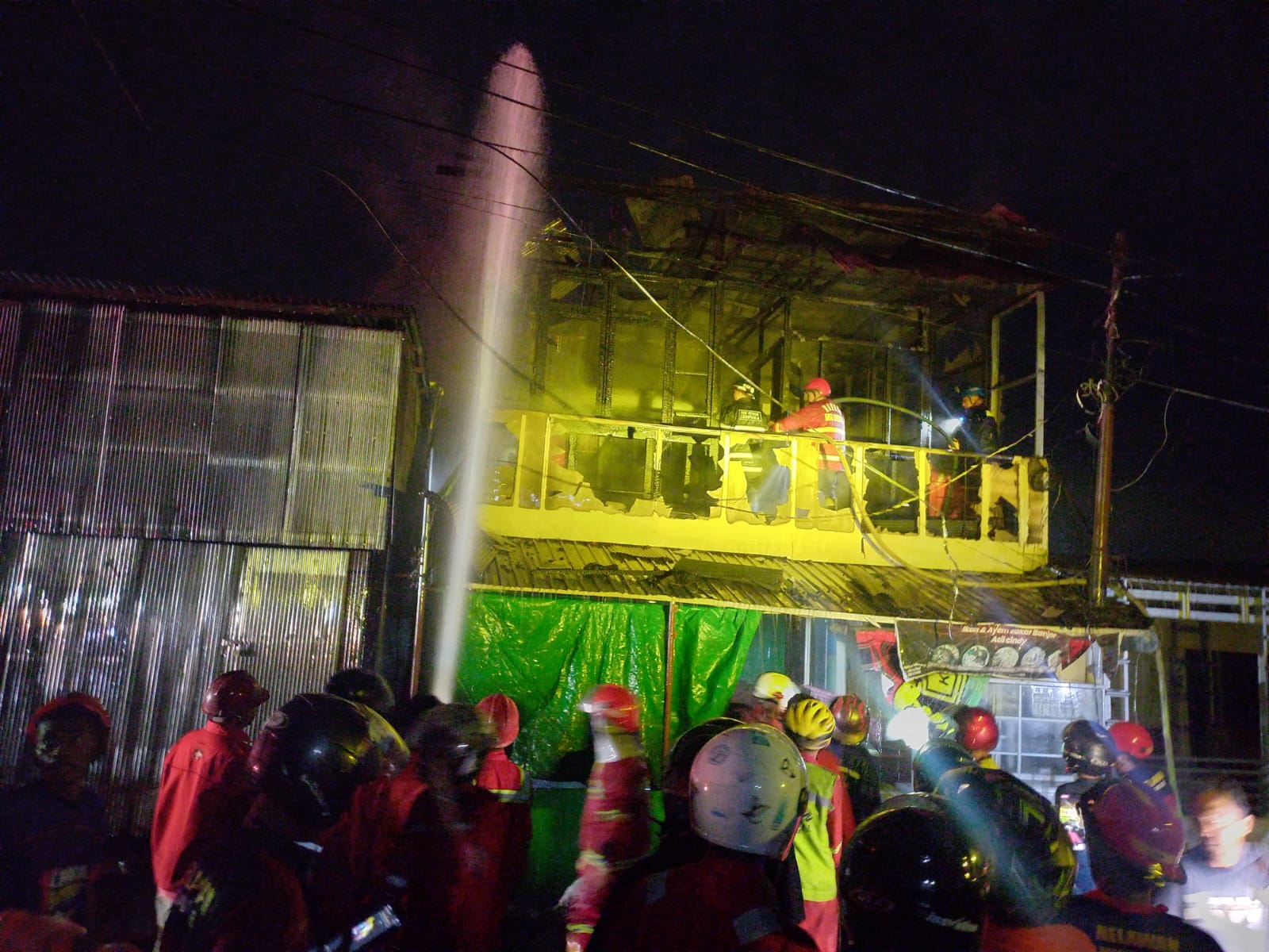 PENYELIDIKAN: Sebuah warung makan di Jalan Ery Siparjand, RT 12, Kelurahan Sempaja Selatan, Kecamatan Samarinda Utara, terbakar Senin (8/12) malam.