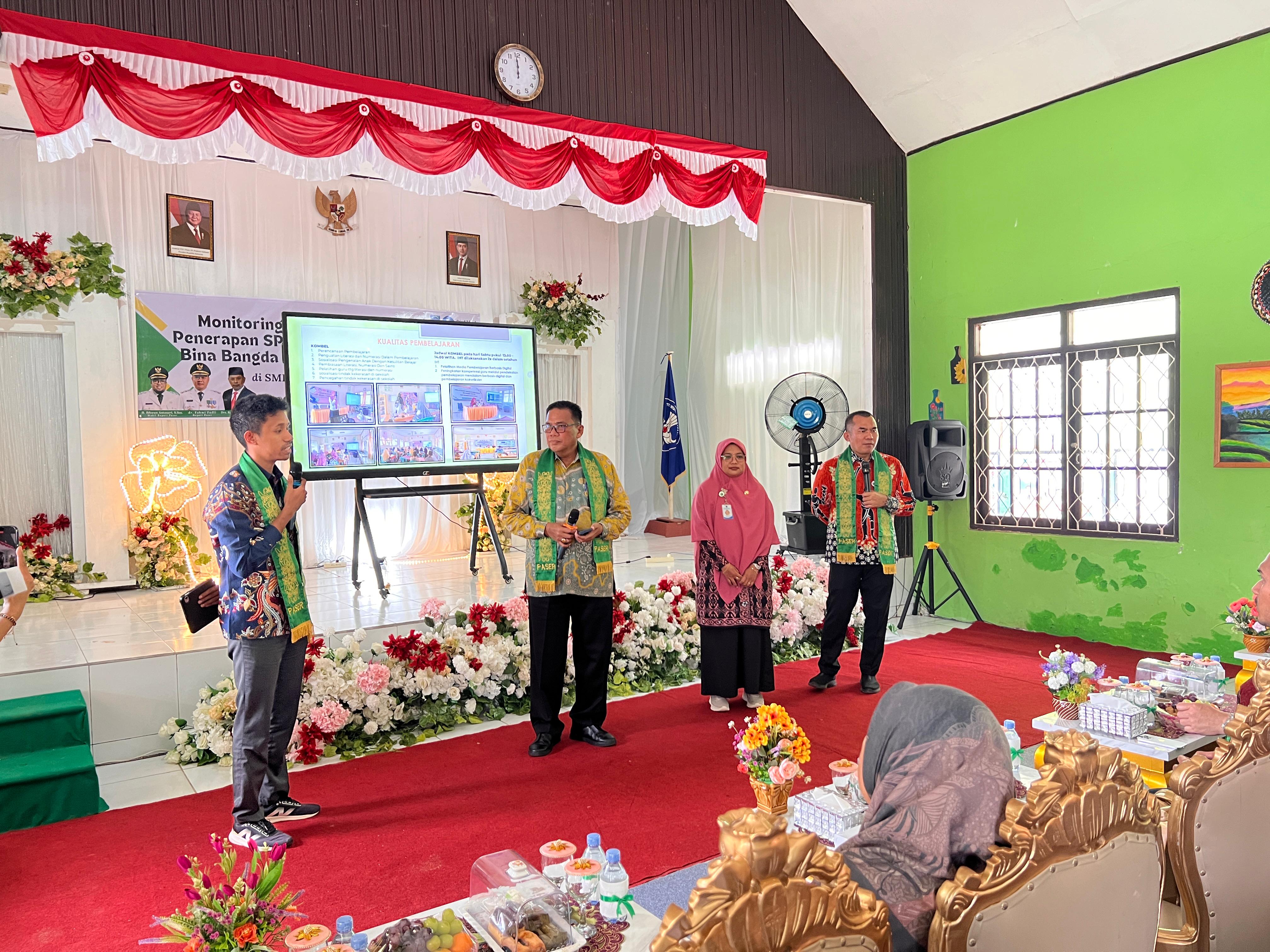 PENGAWASAN: Kepala Disdikbud Paser M Yunus Syam memaparkan data perpustakaan kepada pemerintah pusat pekan lalu.