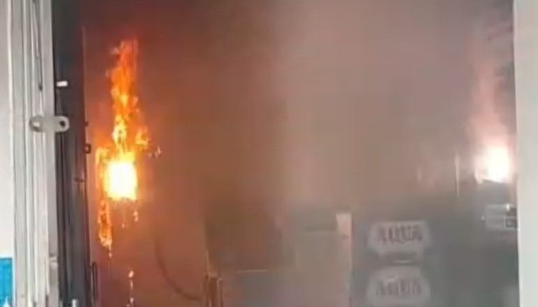 TERBAKAR: Boks listrik diduga jadi sumber percikan api di supermarket membuat panik warga dan karyawan.