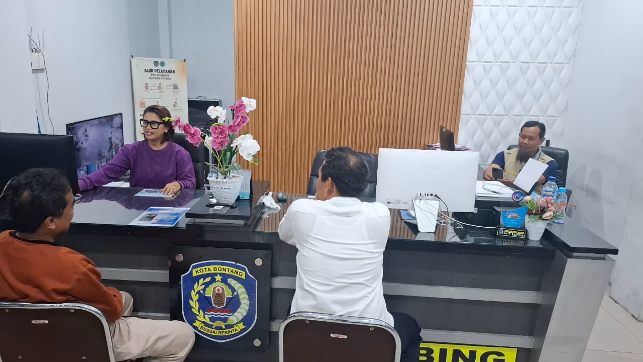OPTIMAL: Staf Kelurahan Belimbing memberikan pelayanan maksimal kepada masyarakat.