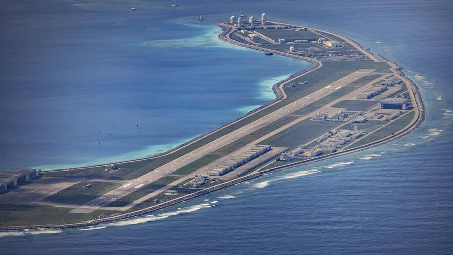 BANGUN: Sebuah lapangan terbang, bangunan, dan struktur terlihat di pulau buatan yang dibangun oleh China di Mischief Reef, Kepulauan Spratly, Laut China Selatan.