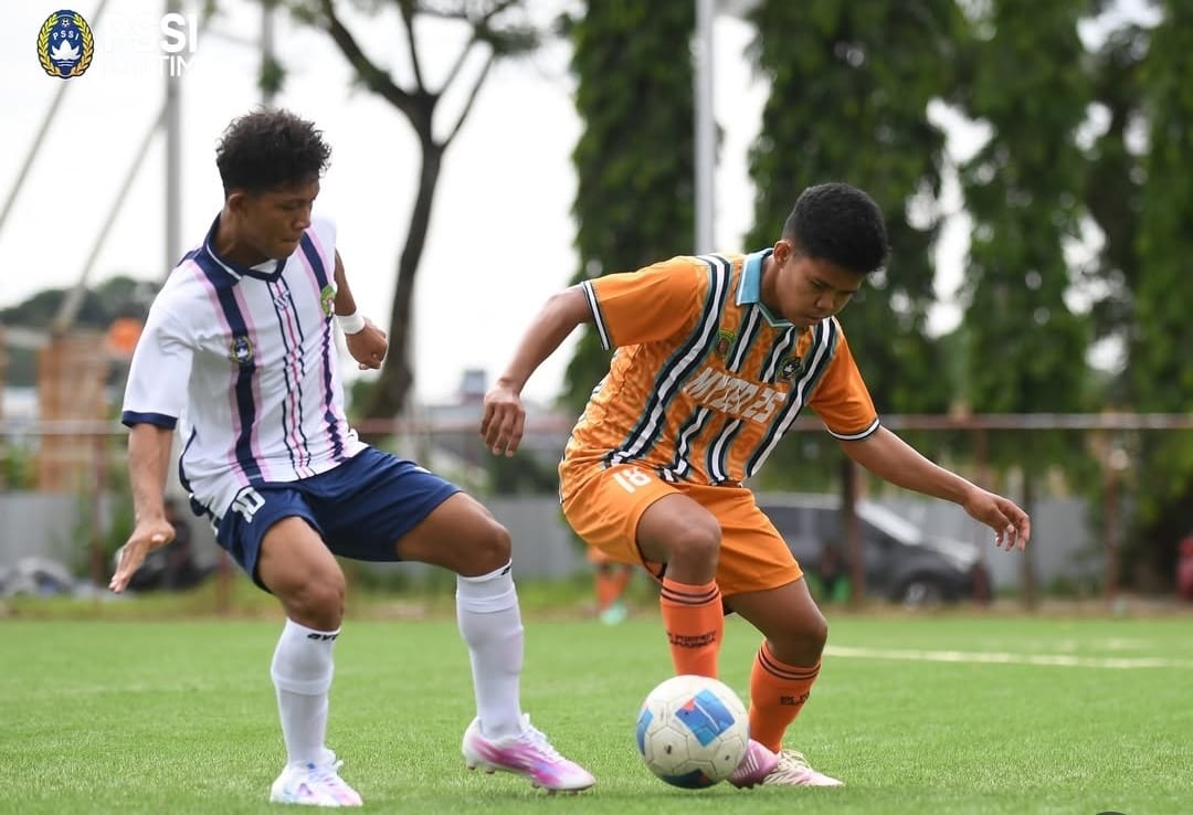 TAMPIL MEMUKAU: Pemain Samarinda (oranye) berhasil memenangkan pertandingan pembuka 1-0 dari PPU.