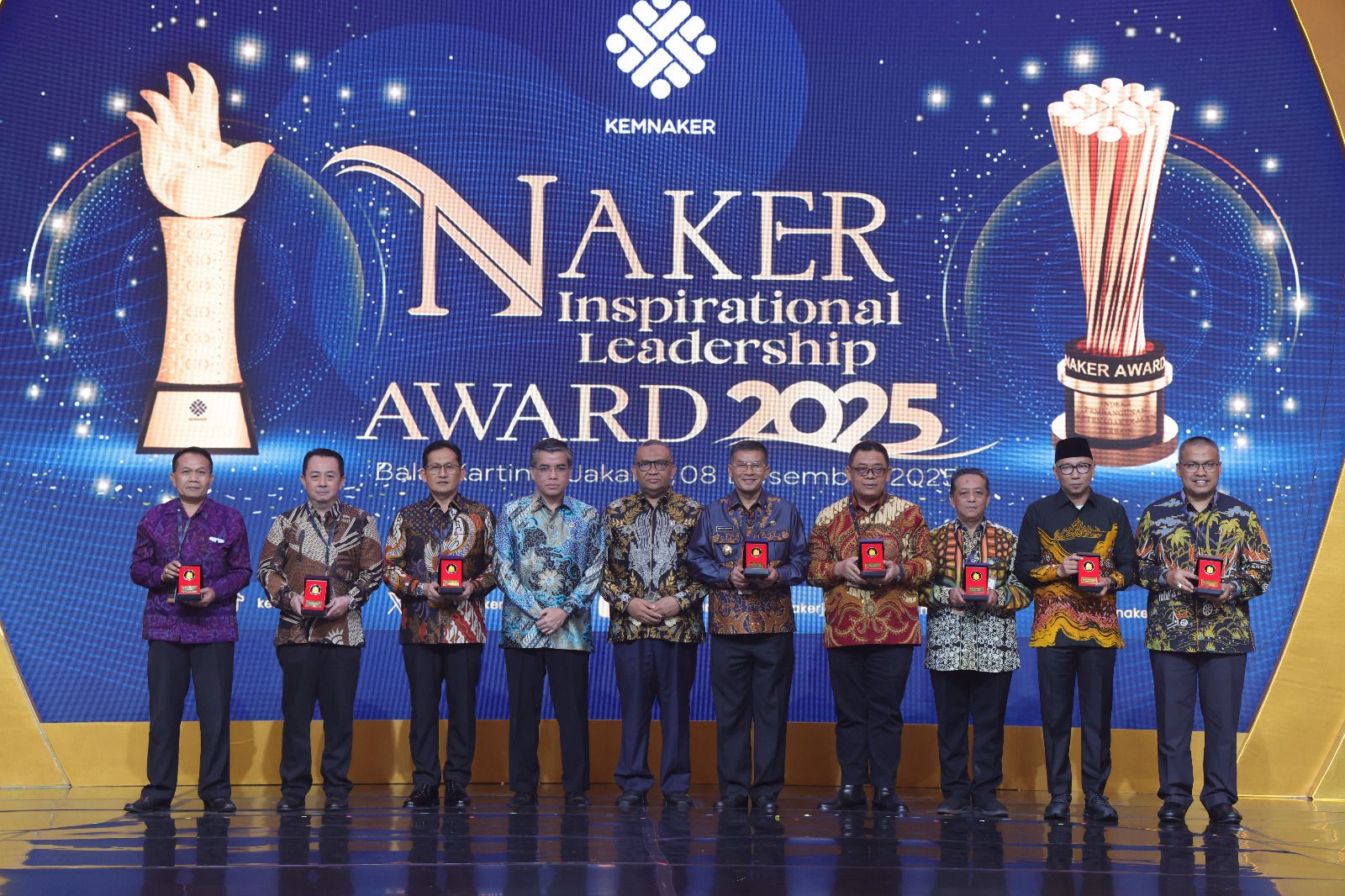 Kaltim yang menerima penghargaan dalam Naker Inspirational Leadership Award 2025 di Jakarta, Senin (8/12).
