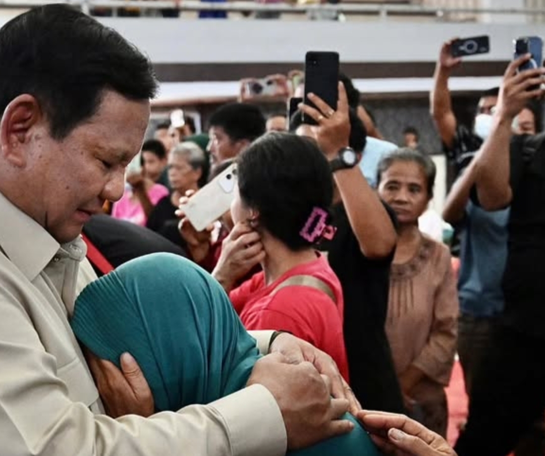 TINJAU: Presiden Prabowo Subianto saat meninjau korban banjir di Sumatra.
