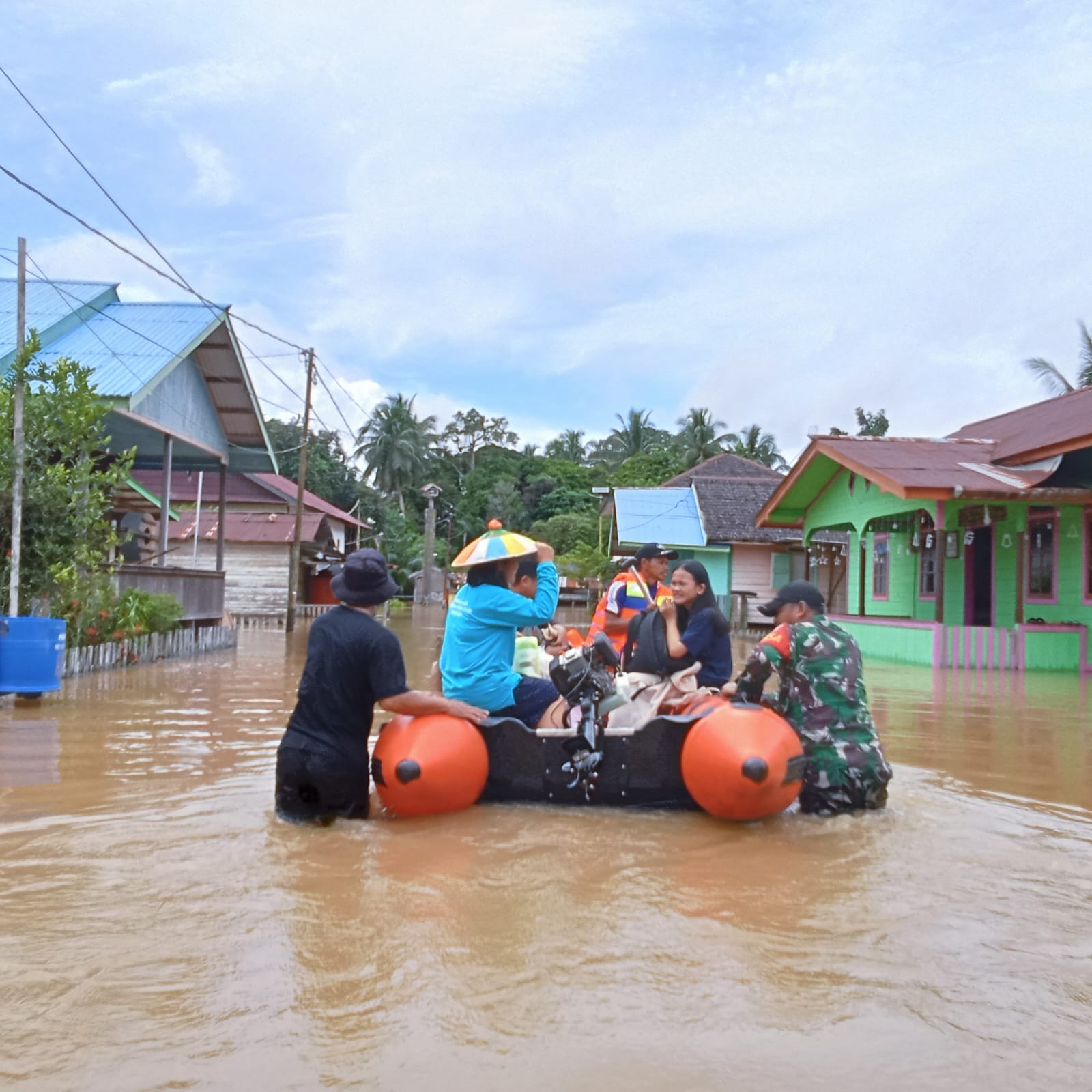 BERVARIASI: Enam kecamatan di Kutai Timur terendam banjir sejak Minggu (7/12), dengan kondisi yang bervariasi mulai dari surut hingga kembali naik di beberapa wilayah.