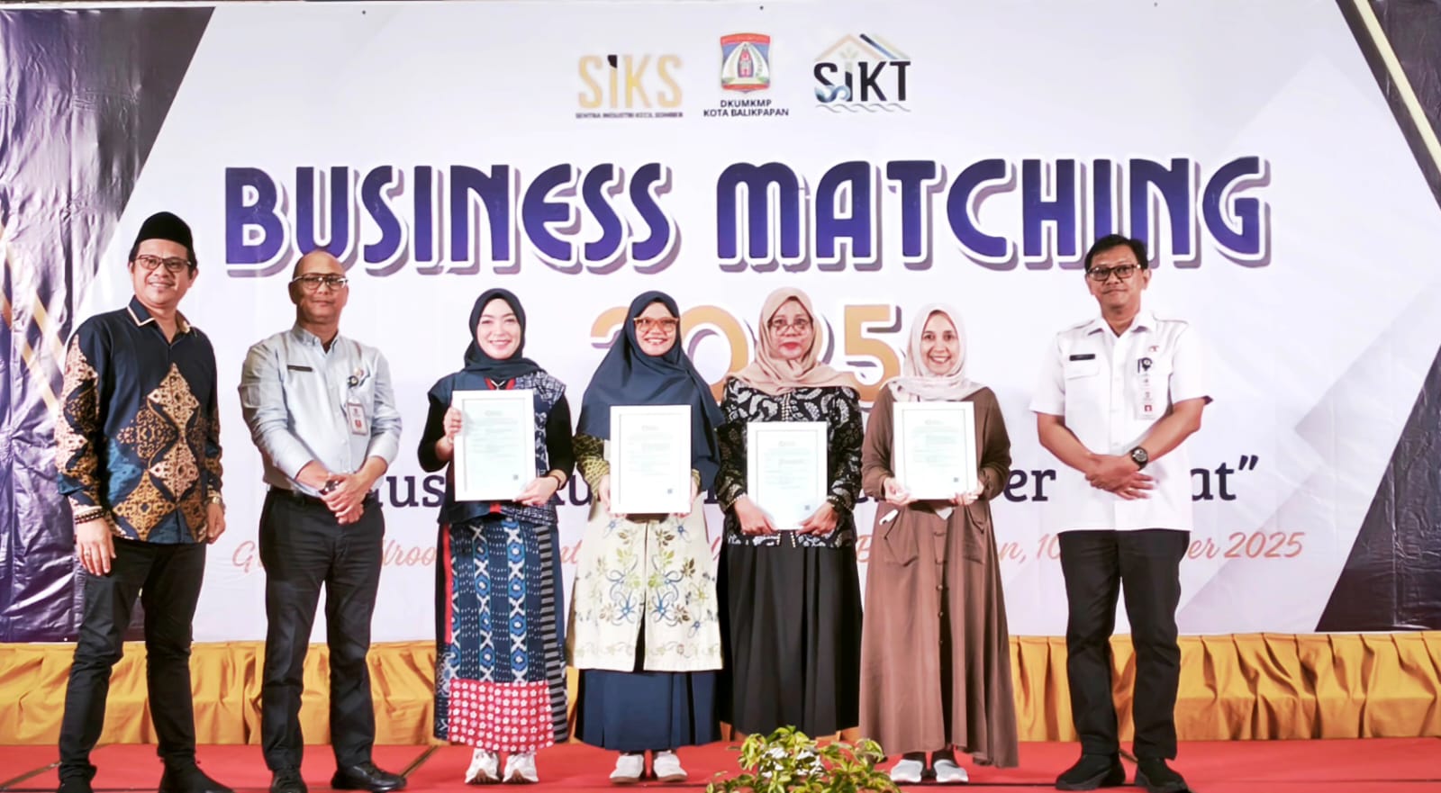 Penyerahan sertifikat TKDN kepada empat pelaku usaha yang diberikan langsung oleh Kepala DKUMKMP Balikpapan Heruressandy Setia Kesuma (ujung kanan).