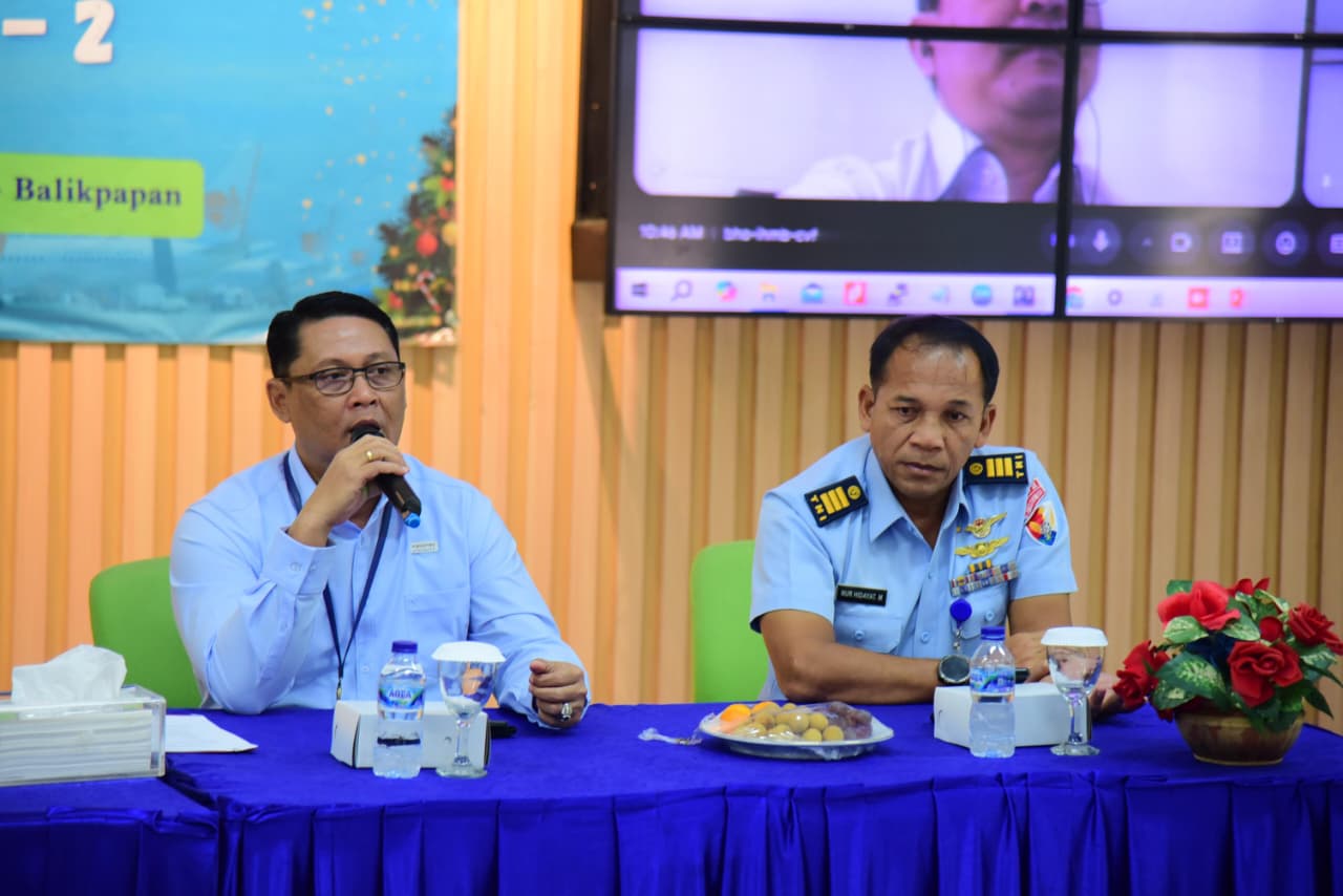Iwan Novi Hantoro (kiri) dalam pertemuan di Bandara SAMS Sepinggan.