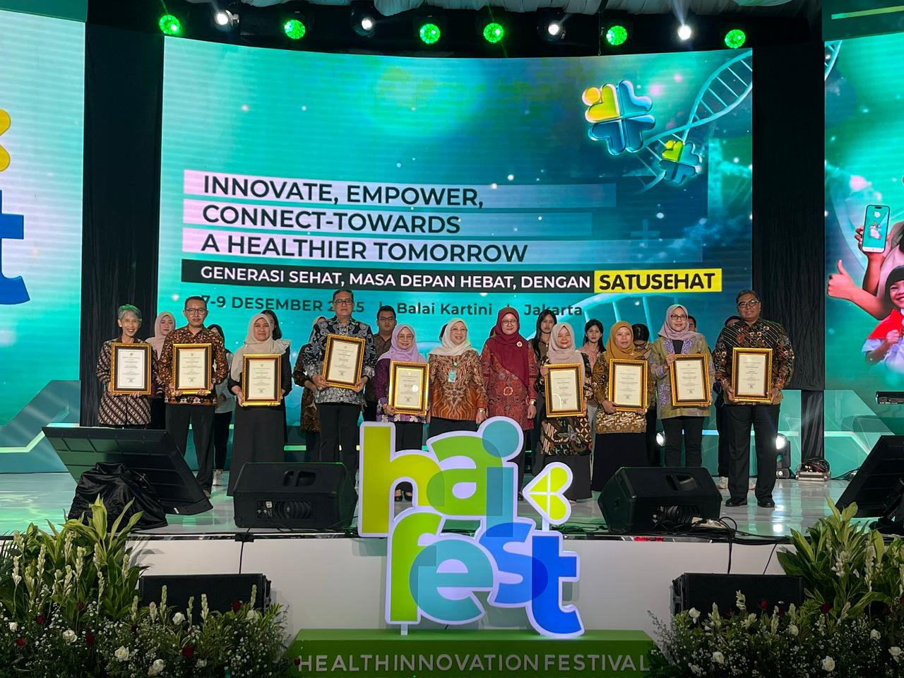 INOVASI: dr Ismid Kusasih (depan keempat kiri) ketika menerima sertifikat penghargaan JFK Award di Jakarta beberapa waktu lalu.