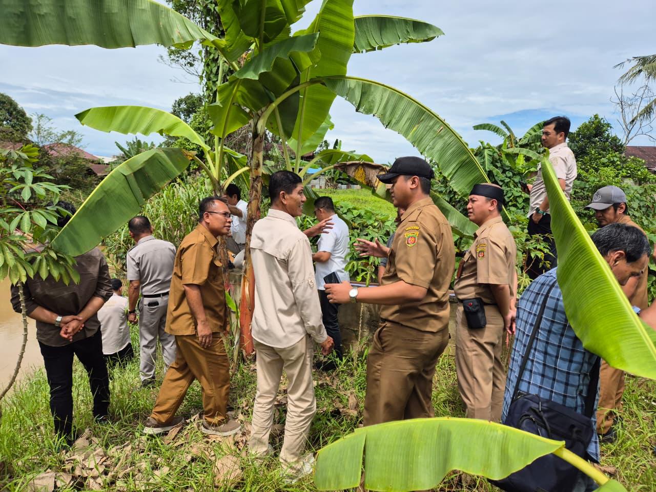 DUKUNGAN: Darmadi (kiri, berkacamata) berdiskusi dengan sejumlah pejabat teknis lainnya dalam tinjauan lapangan di Jalan Soekarno Hatta, Kecamatan Loa Janan Ilir, Selasa (9/12).