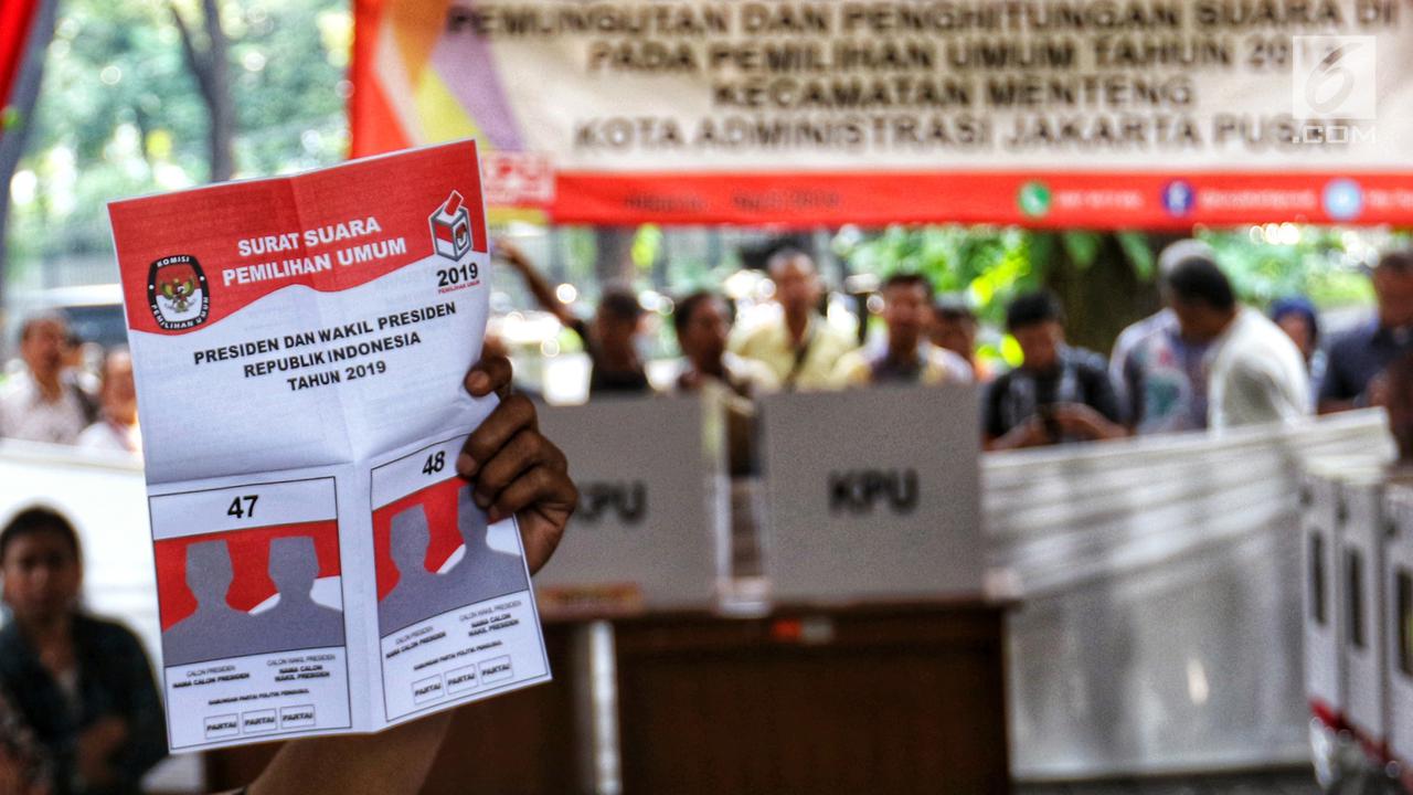 SURAT SUARA: Contoh surat suara yang ditunjukkan dalam sebuah sosialisasi.
