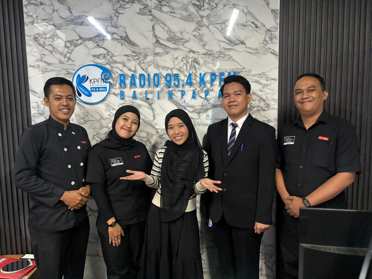 KOMPAK: Manajemen Hotel Neo+ Balikpapan hadir di Studio KPFM Balikpapan.