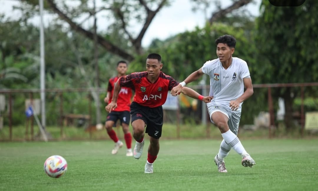 BERI KEJUTAN: Pemain Kubar (merah) beradu sprint mengejar bola dalam lanjutan BK Porprov di BTC Samarinda.