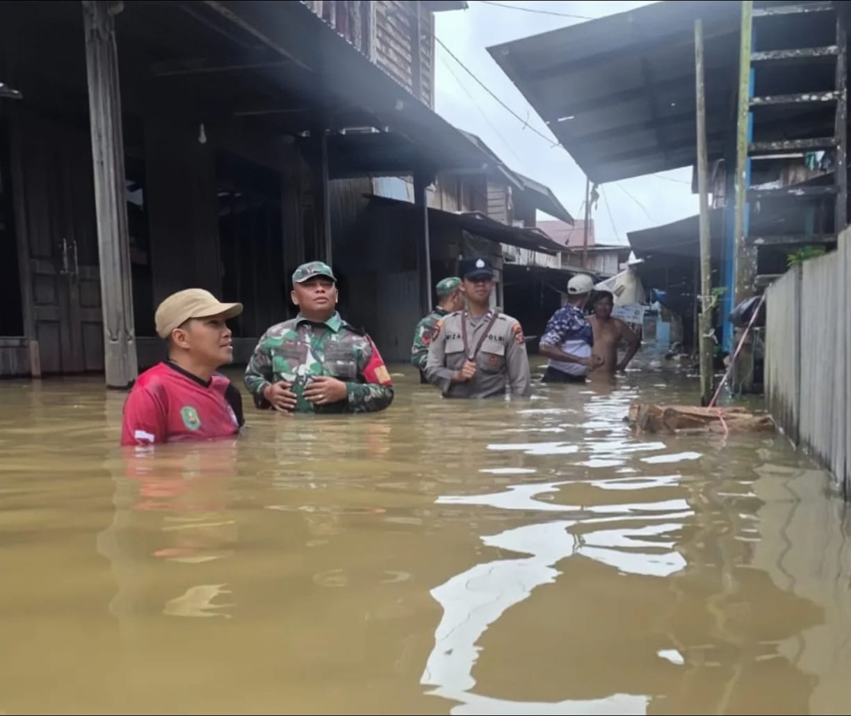 Kondisi banjir di Kecamatan Batu Ampar, salah satu wilayah yang terdampak banjir. Air merendam permukiman warga hingga setinggi dada orang dewasa.