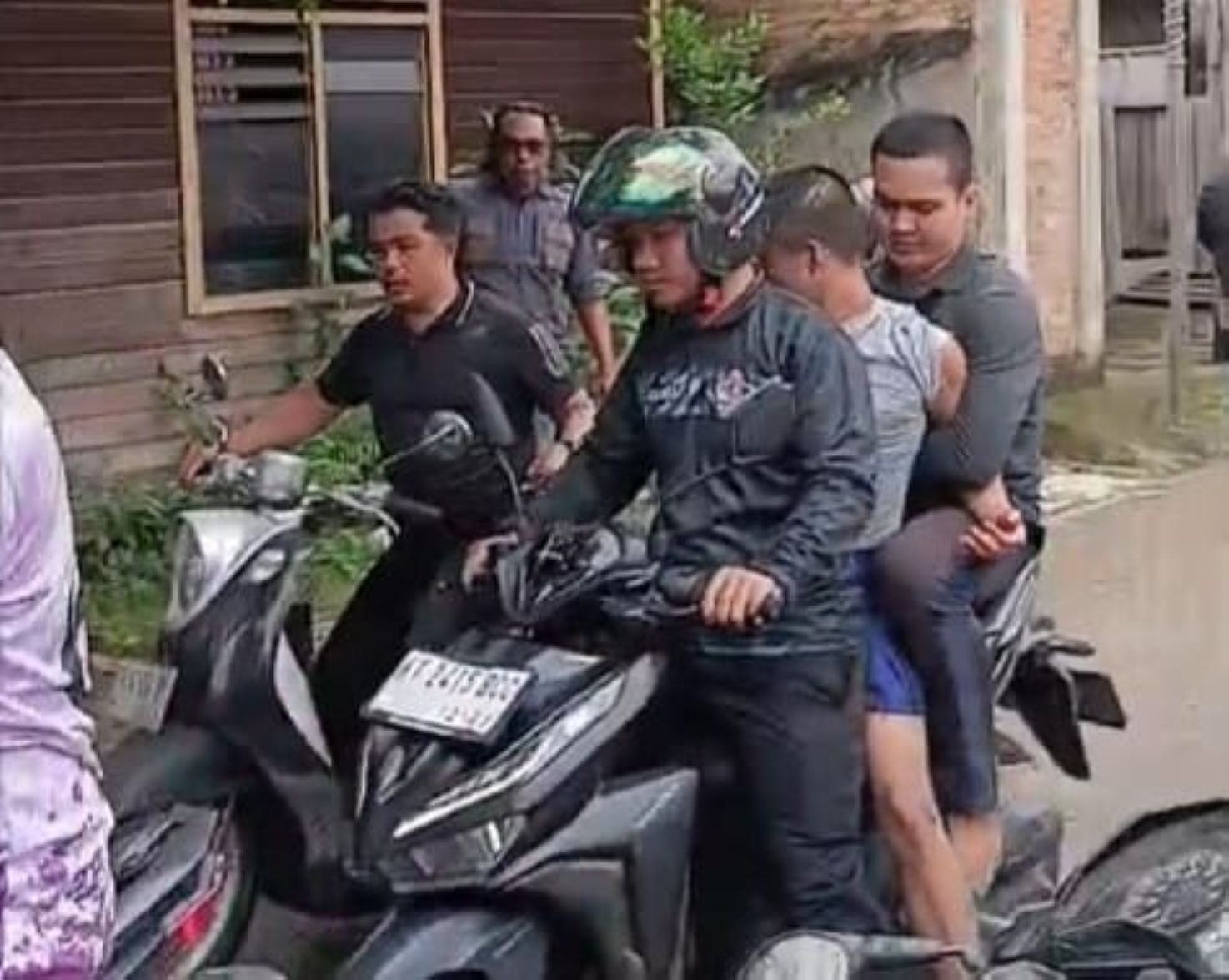 Petugas mengamankan salah satu anak binaan yang ditemukan di kawasan permukiman sebelum dibawa kembali ke LPKA Tenggarong.