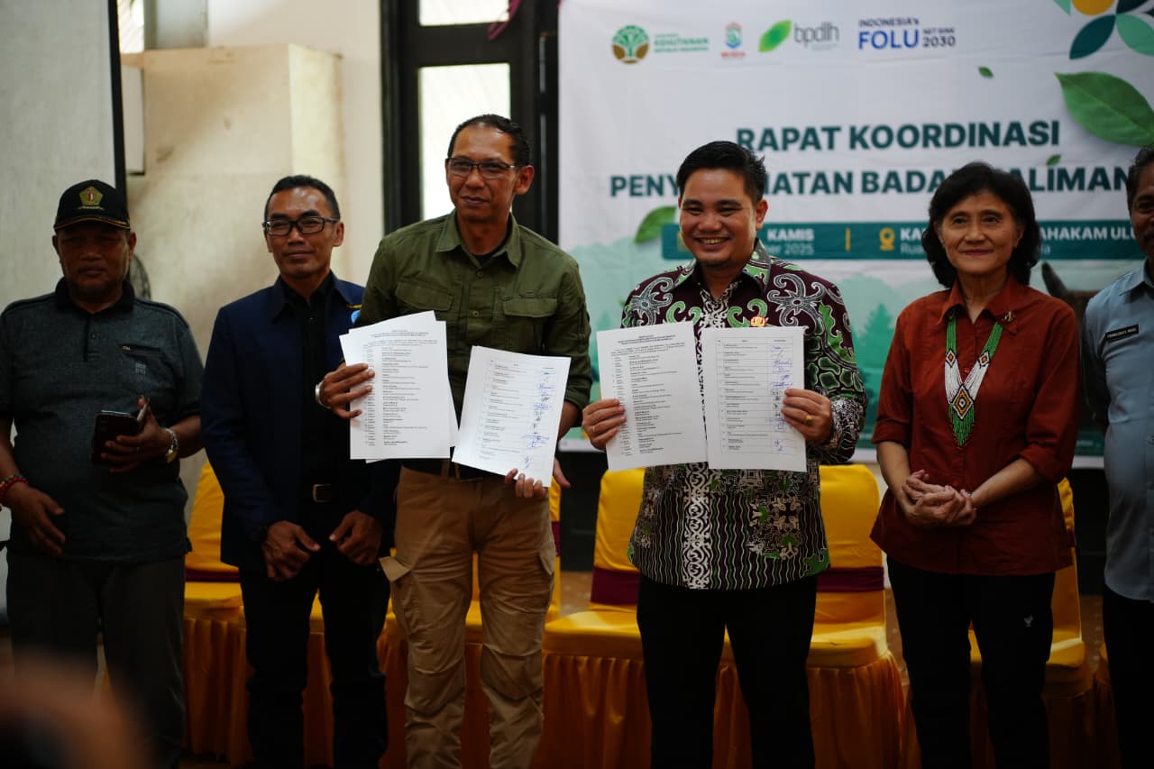 Wabup Mahulu Suhuk dan Kepala BKSDA Kaltim Matheas Ari Wibawanto usai penandatanganan MoU penyelamatan Badak Kalimantan di Kantor Bupati Mahulu, Kamis (11/12). (JODY KRISTIANTO/KP)
