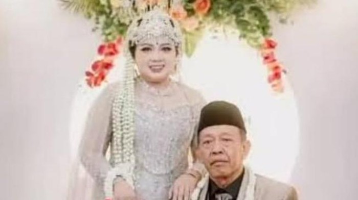 Mbah Tarman dan istri Shela Arika