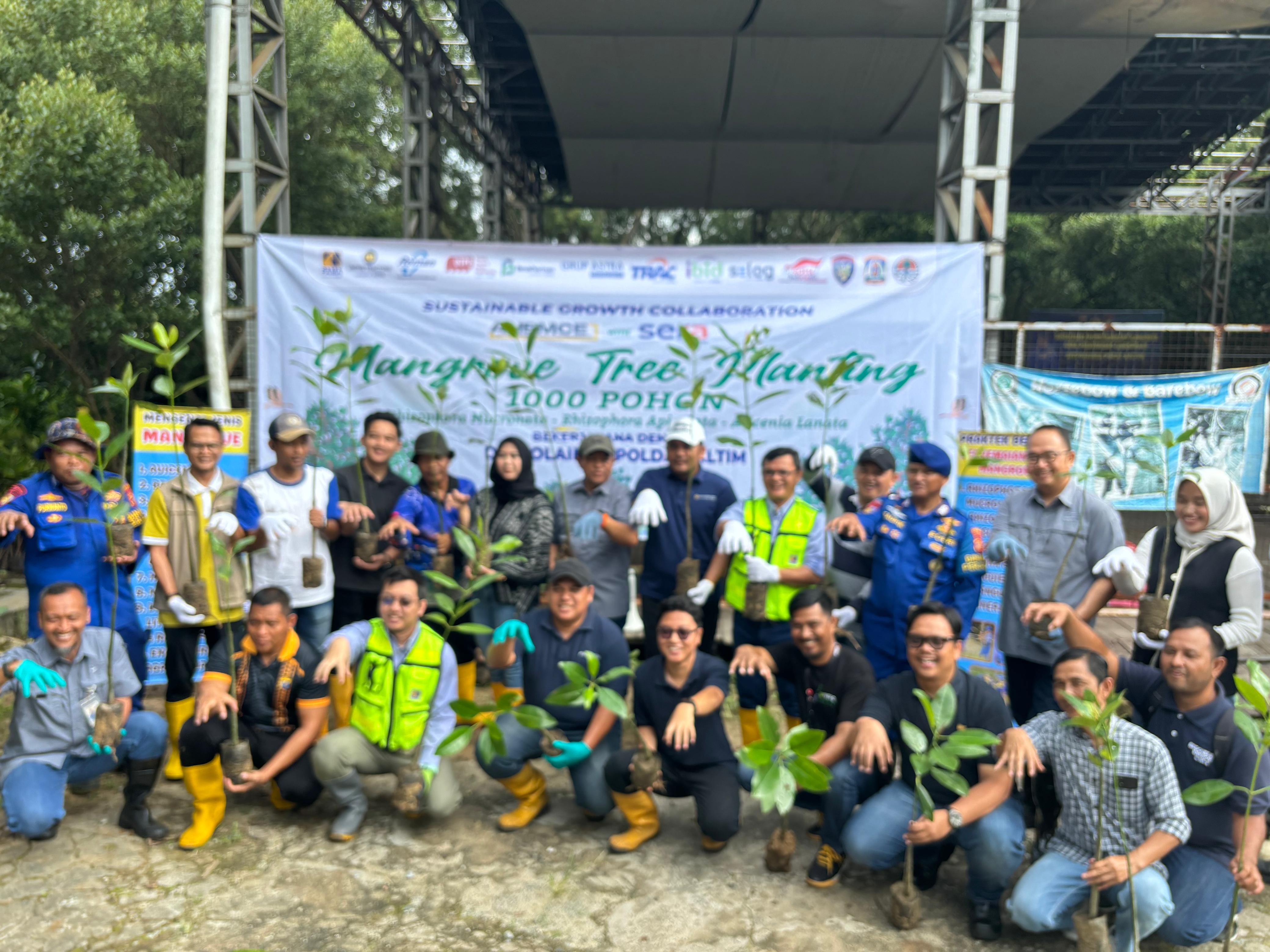 JAGA LINGKUNGAN: Manajemen Astra Group Balikpapan bersama AHEMCE, SERA Group serta Ditpolairud Polda Kaltim menanam 1.000 pohon mangrove di kawasan pesisir Balikpapan.