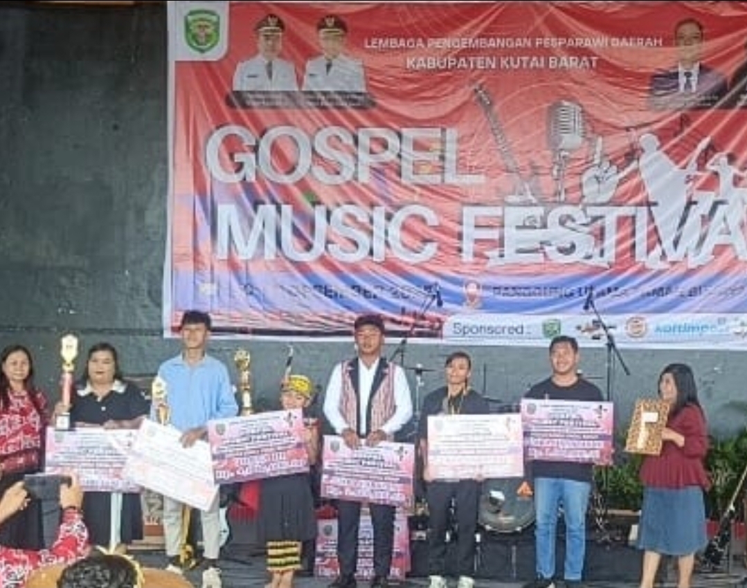 TERBAIK: Penyerahan hadiah saat penutupan GSF 2025 di Taman Budaya Sendawar.