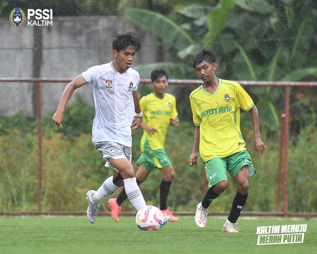 Tim sepakbola Balikpapan (putih) harus mengakui keunggulan tim Bontang dengan skor 2-4.