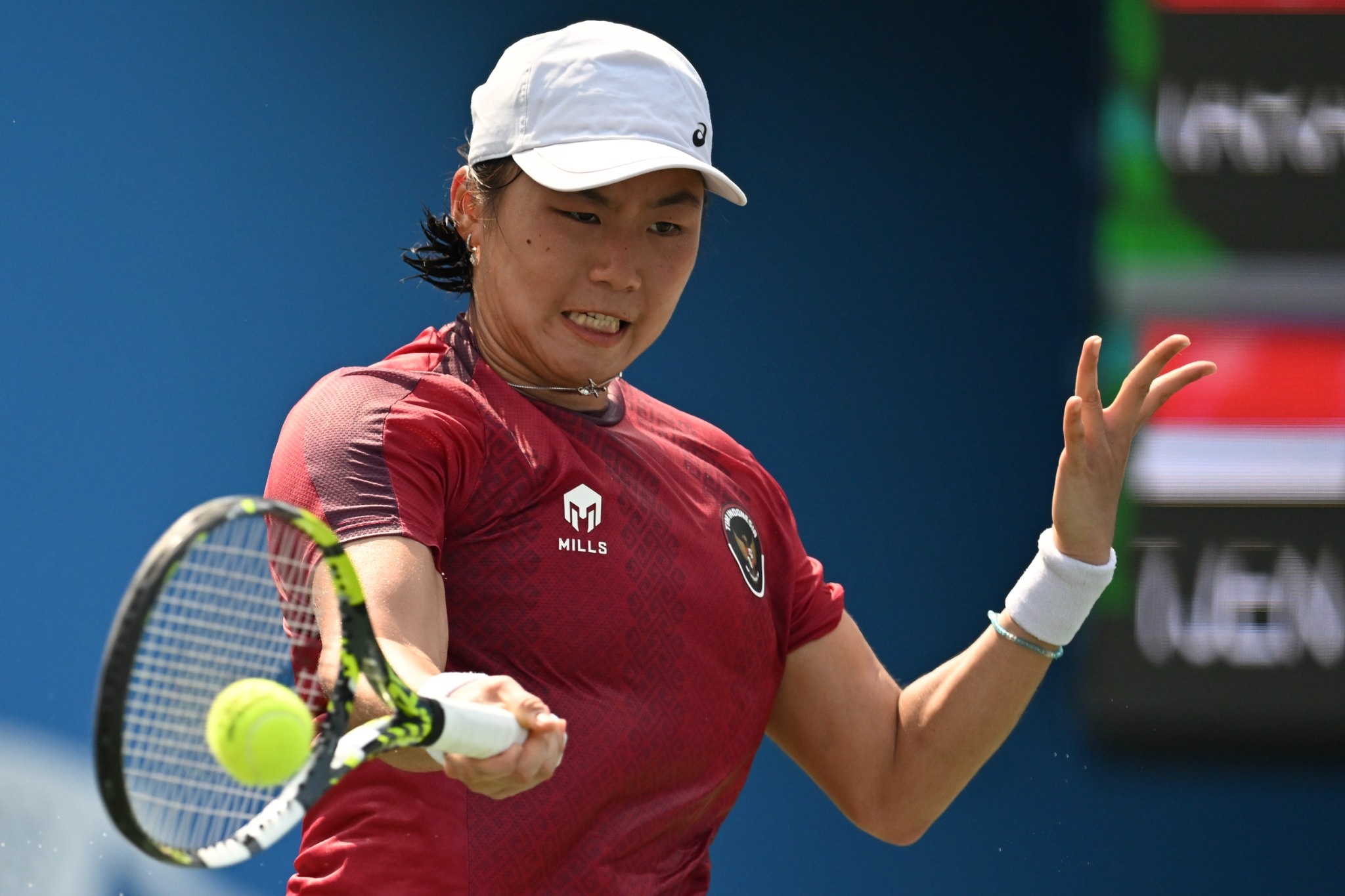 Janice Tjen ketika menghadapi petenis Thailand M Sawangkaew pada final tenis beregu putri SEA Games 2025 di Nothanburi, Bangkok, Sabtu (13/12).