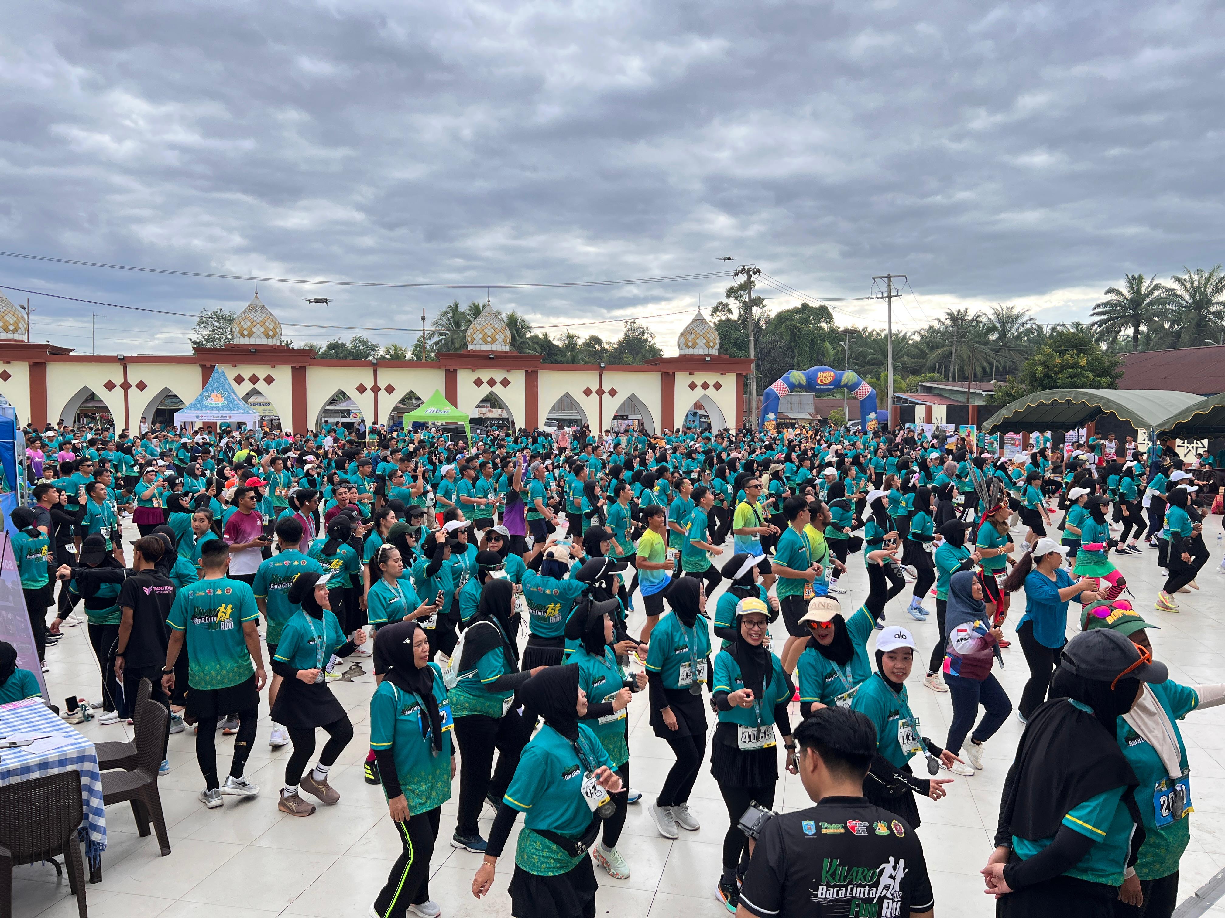 Masyarakat Kabupaten Paser mengikuti agenda Kuaro Bara Cinta Fun Run 2025 di Kecamatan Kuaro pada Minggu (14/12/2025).  &nbsp;