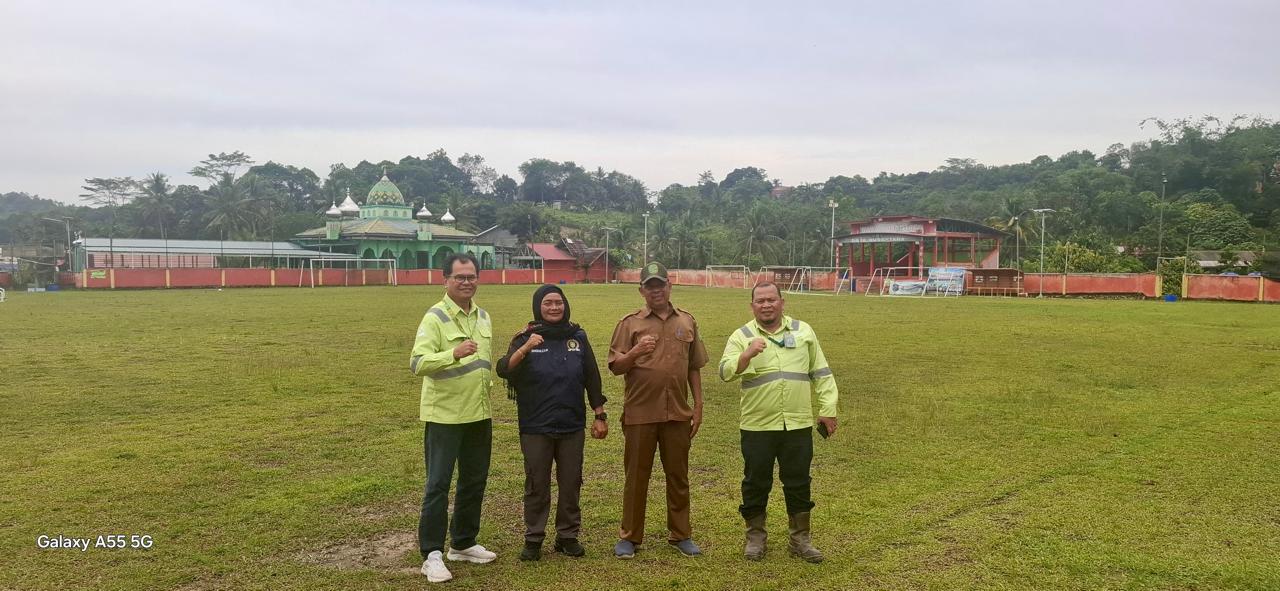 BERI SEMANGAT: Hamdiah (kedua kiri) didampingi manajemen PT IBP dan kepala Desa Tani Bhakti saat meninjau lapangan.