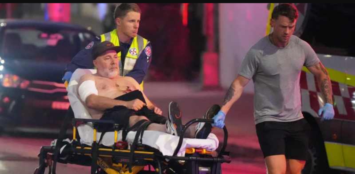 Seorang warga yang ikut terluka dalam serangan di Pantai Bondi Australia. Dua pelaku berhasil diamankan, salah satunya tewas ditembak petugas. (Foto AP)