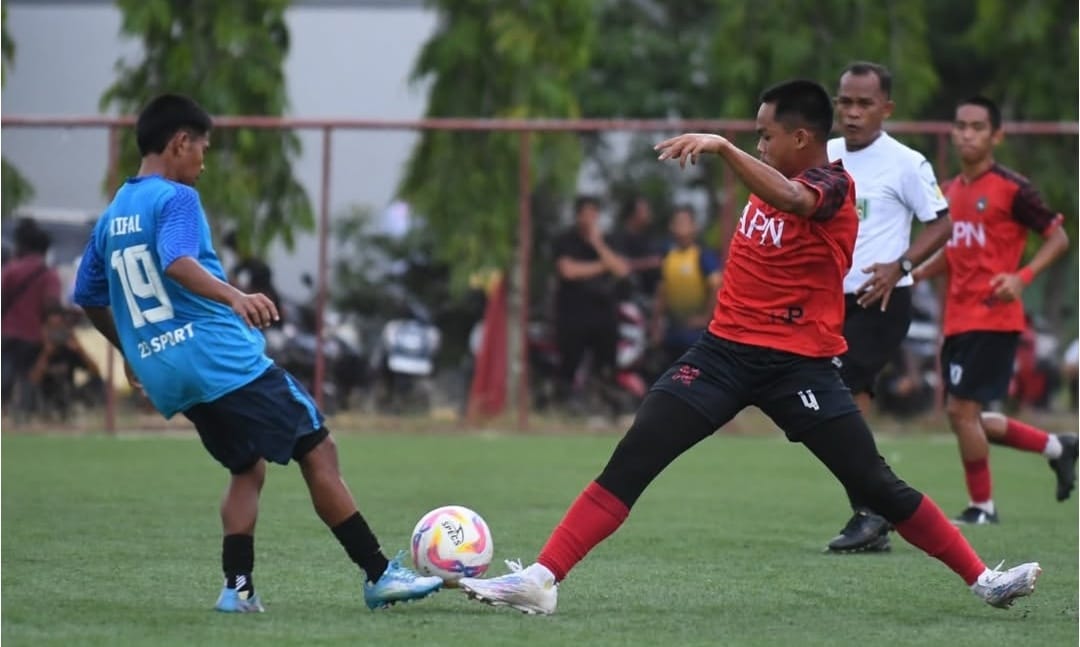 LAGA PENENTUAN: Pemain Kubar (merah) berusaha merebut bola dari kakai pemain Berau dalam perebutan tiket ke Porprov 2026. (PSSI KALTIM)