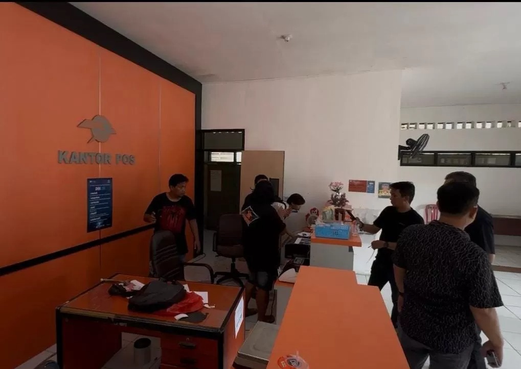 PERIKSA TKP: Petugas Reskrim Polresta Balikpapan dan Polsek Balikpapan Selatan melakukan pemeriksaan TKP lanjutan kasus curat.