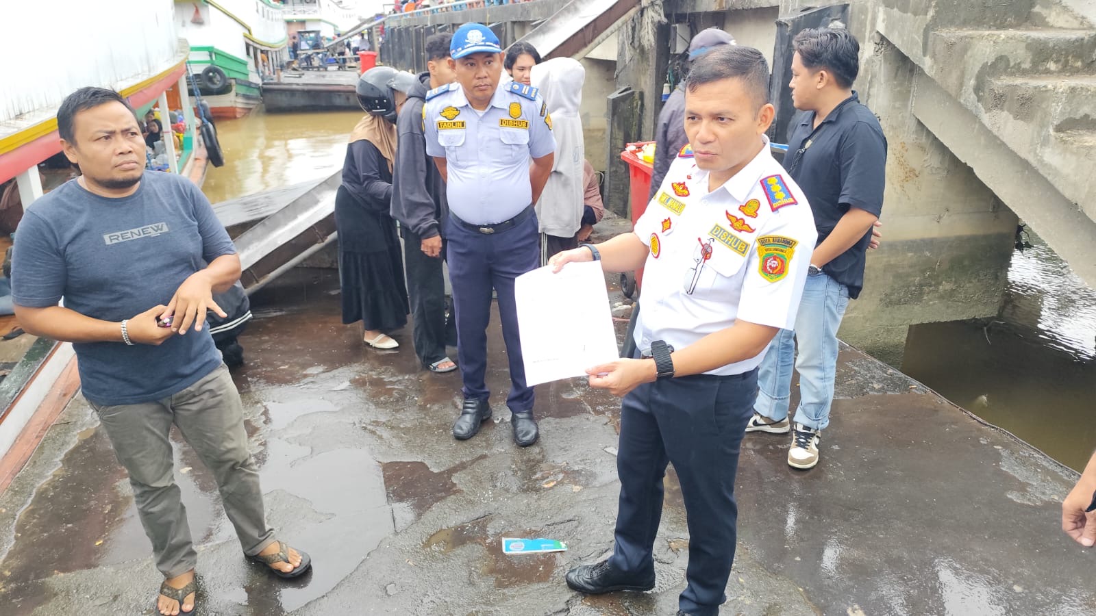 Kepala Dishub Samarinda Hotmarulitua Manalu menunjukkan surat persetujuan gerak kapal KM Putra Mahakam Indah saat ramp check di Dermaga Mahakam Ulu, Kecamatan Sungai Kunjang, Selasa (16/12/2025).