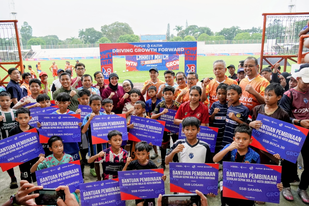 Pupuk Kaltim menyalurkan bantuan pembinaan bagi 17 ASB dan SSB di Kota Bontang senilai Rp165 juta.